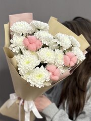 Дуо-букет из белых кустовых хризантем и розового хлопка