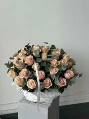 Цветочная корзина из роз и эвкалипта размер L