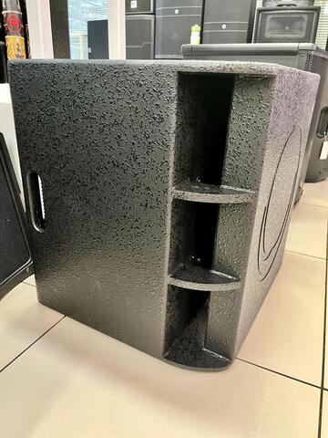 TURBOSOUND M18B активный сабвуфер 18', пиковая мощность 2200Вт, усилитель Krark Teknik класса D, частотный диапазон 40Гц–100Гц