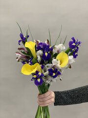 Букет цветов Каллы с ирисами