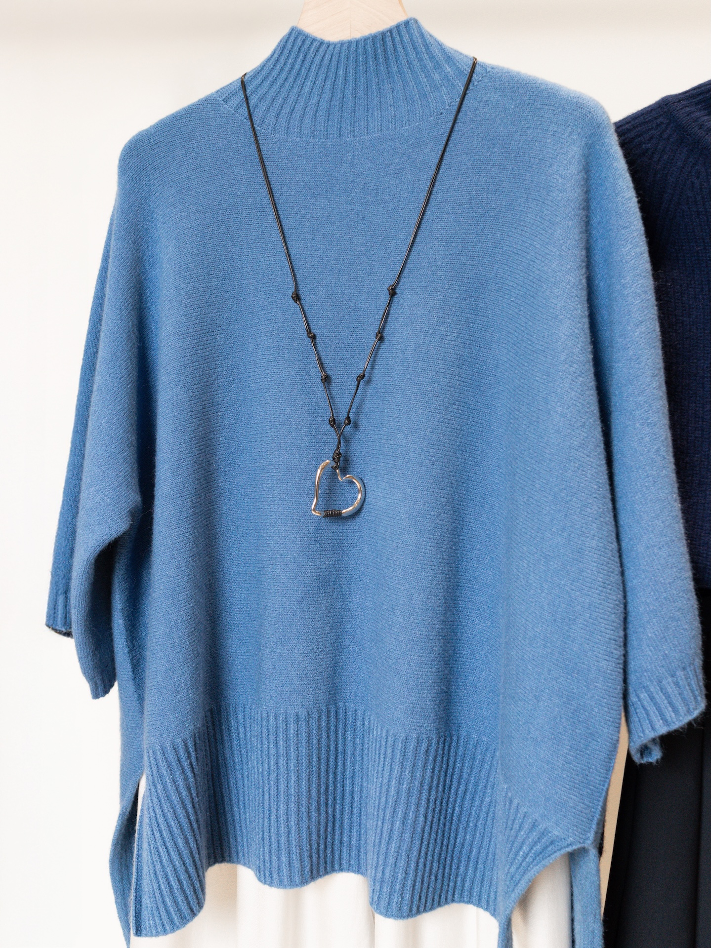 Джемпер с английской резинкой на горле и по краю