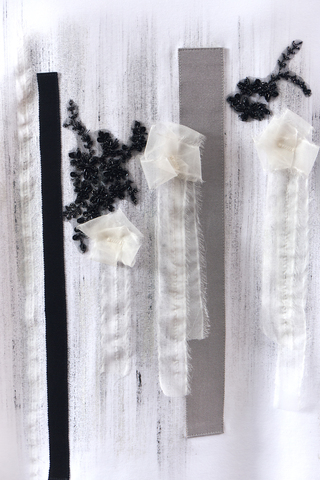 Футболка женская белая ручной росписью и вышивкой