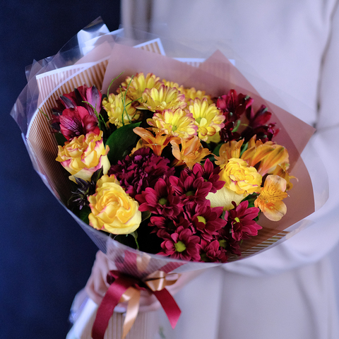 Яркий букет с огненными хризантемами и пионовидными розами #631