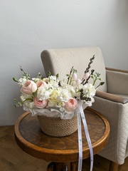 Композиция в плетеной корзине-размер S