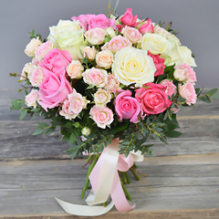 Букет  с розами и эвкалиптом "Самой нежной"