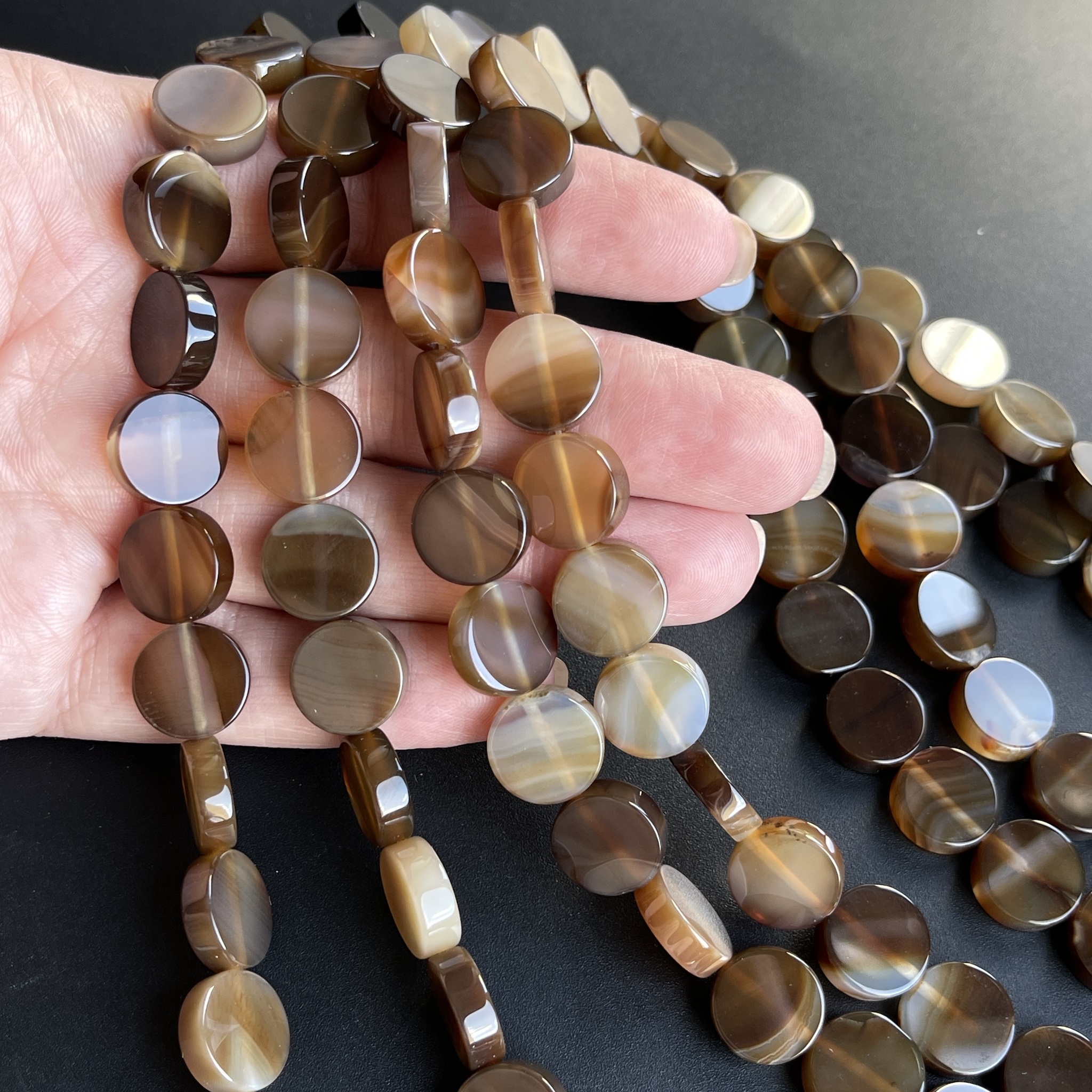 Кофейный жемчуг. Коричневый камень. Оникс коричневый камень. Агат кофе. Агат кофе.