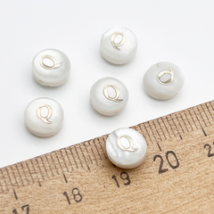 Буква Q, бусина, перламутр, диаметр 7,5-8 мм, толщина 4,5-5 мм, цена за 1 шт