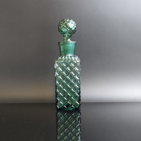 Антуражный старинный графин с крышкой, фигурное цветное стекло зеленого цвета, 17 см, винтаж СССР 1920-1950 гг