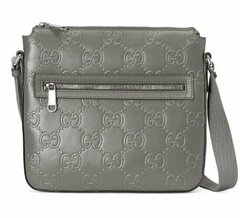 Сумка-мессенджер Gucci маленького размера с тиснением GG