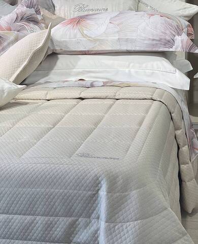 Покрывало 270x270 Blumarine Primizia burro молочного цвета