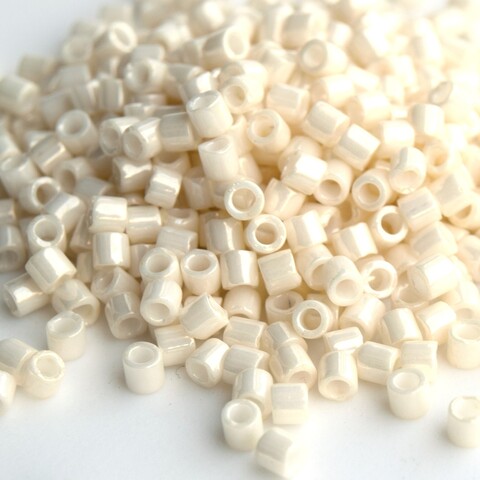 DBM-0203 Бисер цилиндрический Миюки делика 10/0 /Miyuki delica 10/0 Ceylon Light Yellow