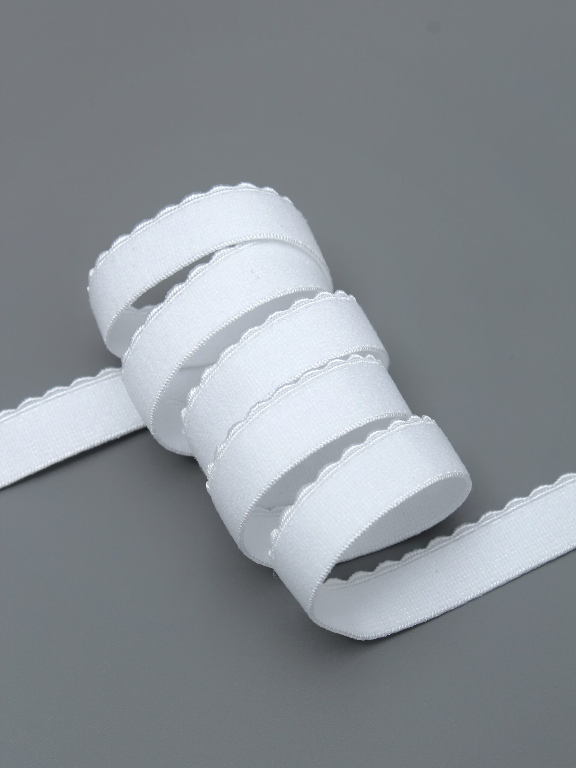 Резинка отделочная холодная белая ширина 12 мм с учетом фестона