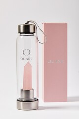 Бутылка с розовым кварцем