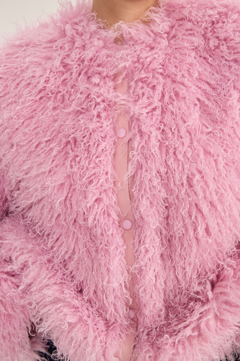 Шуба укороченная из искусственного меха ламы, розовый