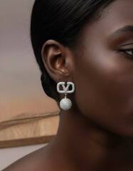 sergi-pusety-valentino-s-podveskoj-sharik-v-obsypke-iz-kamnej