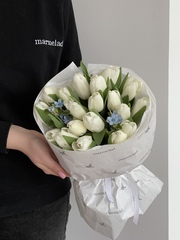 Букет из 19 белых тюльпанов и незабудок доступен к заказу с 3.03.2026