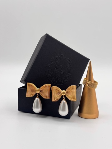 Серьги Schiaparelli и кольцо Chanel