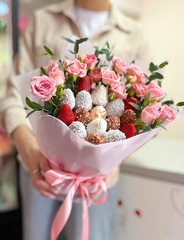 Букет из клубники с кустовыми розами