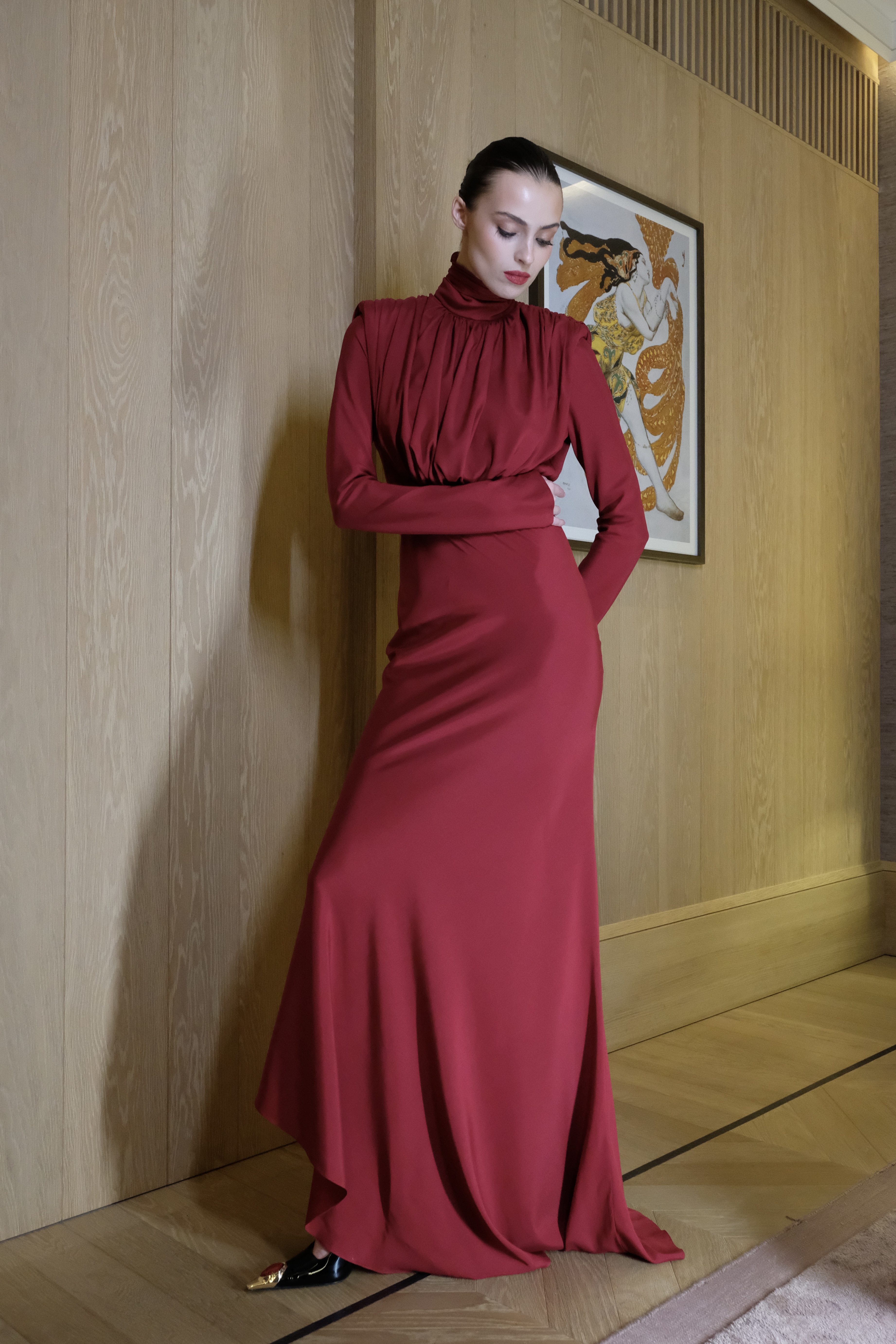 Платье со сборкой и шарфом