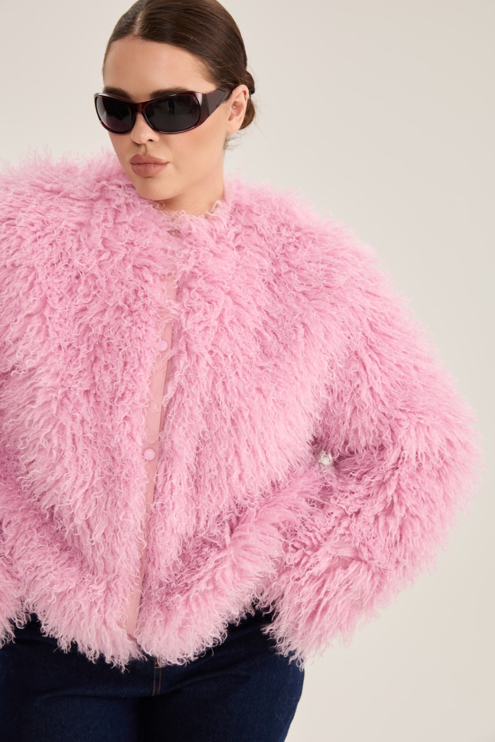 Шуба укороченная из искусственного меха ламы, розовый
