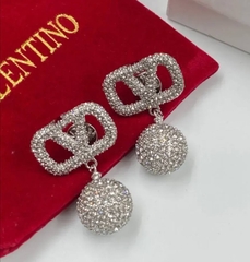 sergi-pusety-valentino-s-podveskoj-sharik-v-obsypke-iz-kamnej