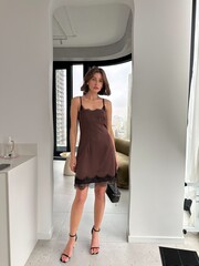 Платье из шелка с кружевом мини коричневое