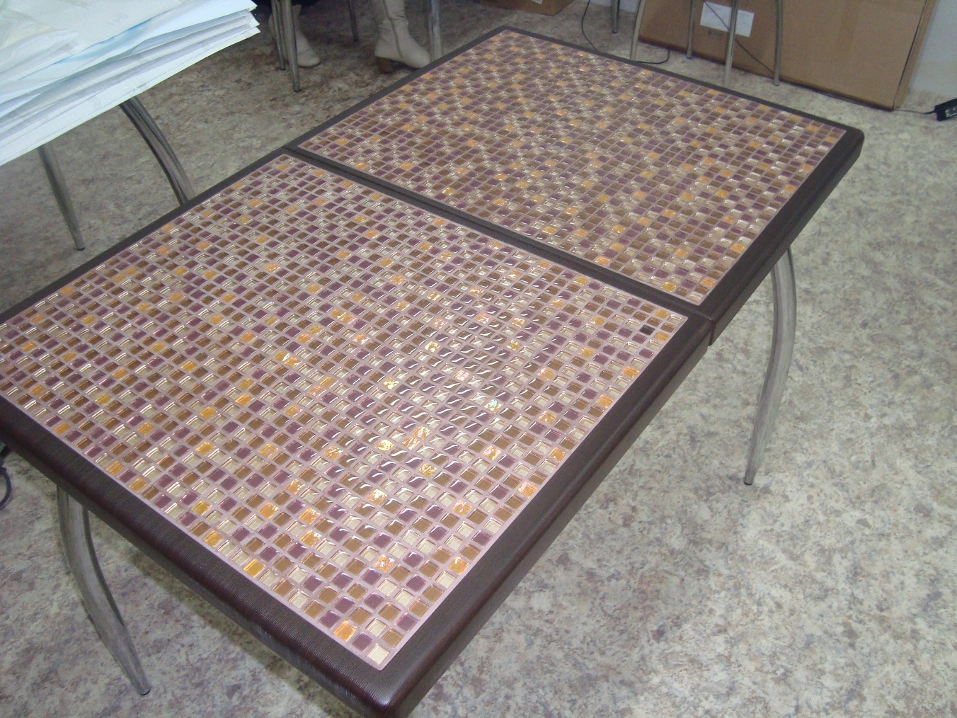 Кухонный стол из мозаики
