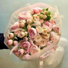 Авторский букет с ранункулюсами, кустовыми розами Салинеро и пёрышками. Авторский букет 012 Chalet Green