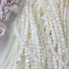 Перламутр натуральный, в форме сердца 6 мм, 1 нить ПР101