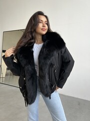 Черная укороченная парка с меховым воротником и фурнитурой