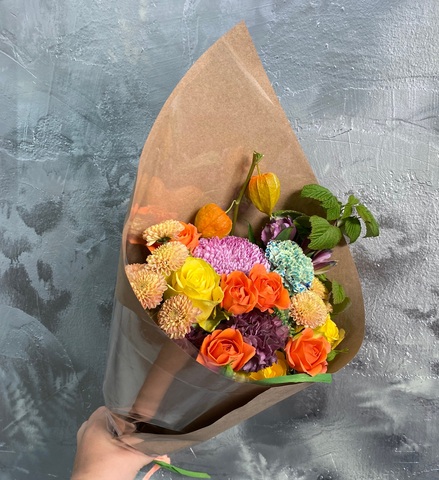 Букет осенне-яркий из роз, хризантем и физалиса