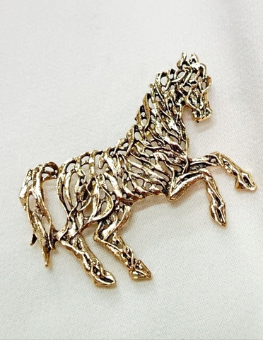 Б072 - Брошь ЛОШАДЬ символ 2026 года без вставок