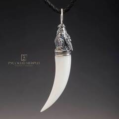 Амулет "Коготь дракона". Белый нефрит.