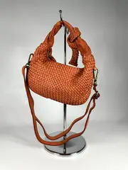 Женская сумка из натуральной винтажной кожи оранжевого цвета