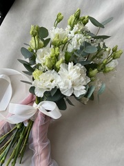 Свадебный букет из диантусов, лизиантуса, маттиолы и эвкалипта