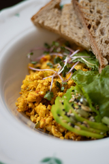 СКРЕМБЛ С АВОКАДО И ГРЕЧНЕВЫМ ХЛЕБОМ