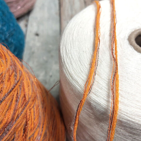 Смотка меринос/вискоза/люрекс/кидмохер 180 оранжевый