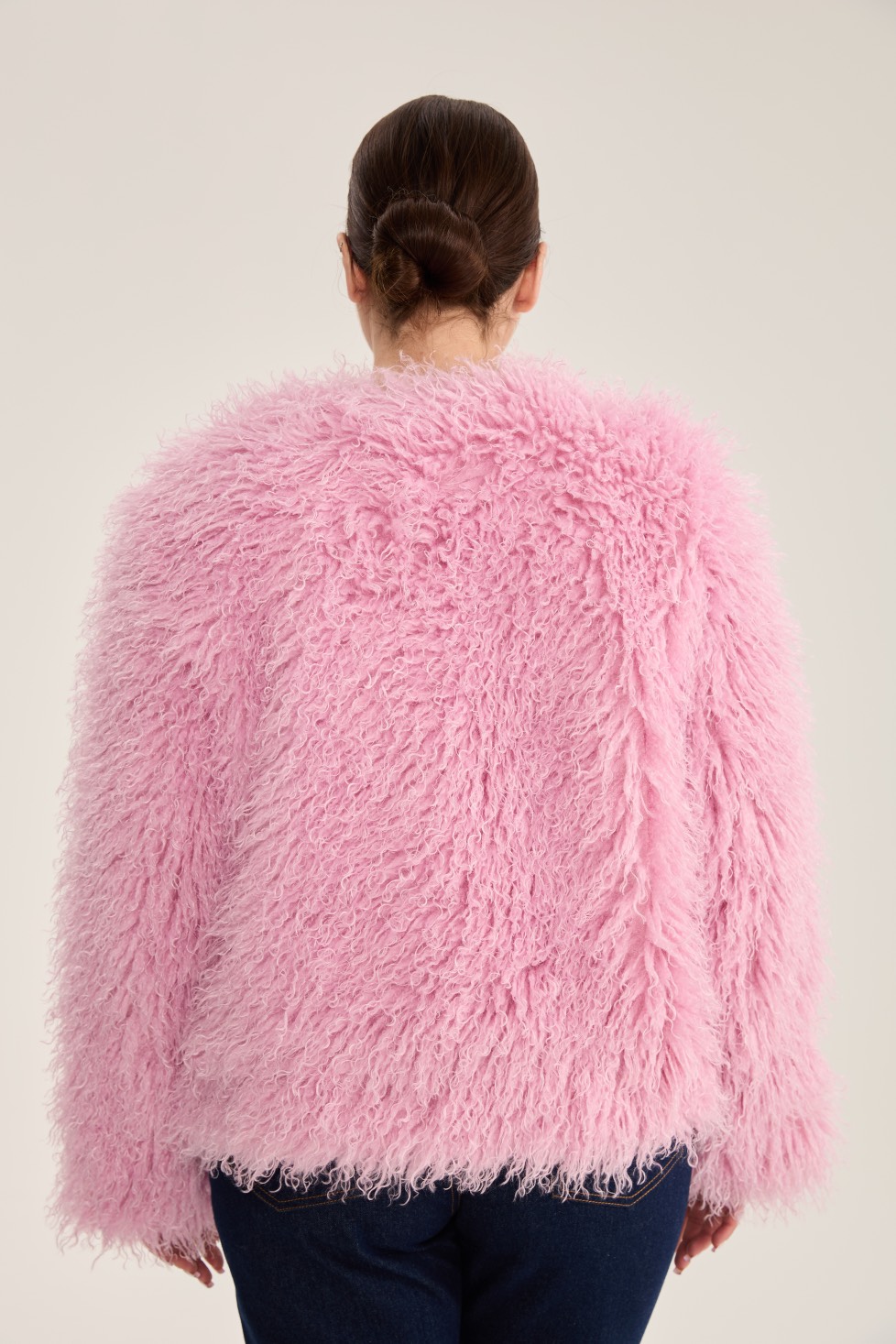 Шуба укороченная из искусственного меха ламы, розовый