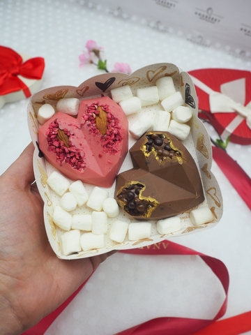 Набор шоколадных сердец 2 шт (молочный + розовый шоколад)