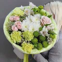 Авторский букет в бело-зеленой гамме