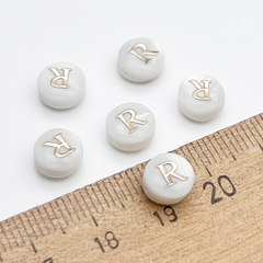 Буква R, бусина, перламутр, диаметр 7,5-8 мм, толщина 4,5-5 мм, цена за 1 шт
