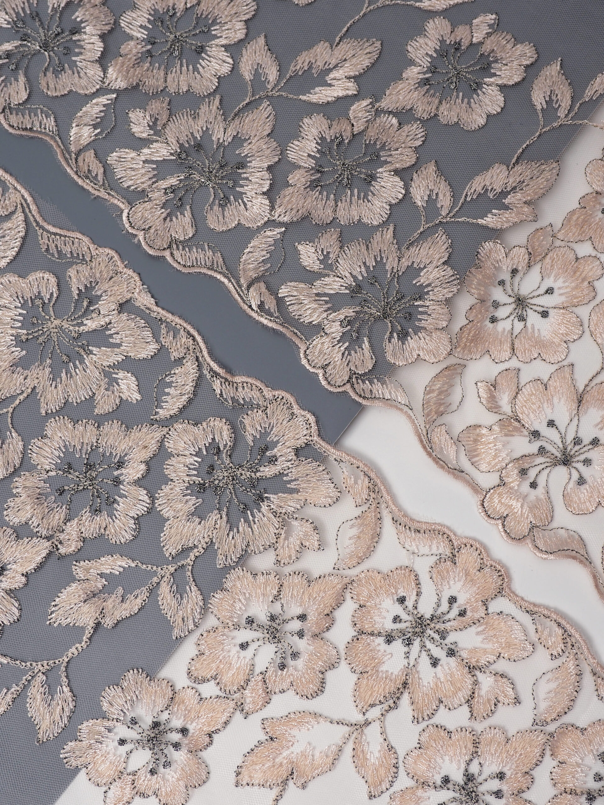 Вышивка на сетке серебристый пион с серебристым люрексом ширина 16 см (2 стороны)