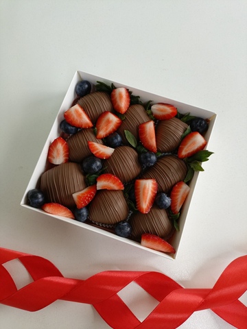 Клубника в шоколаде с ягодами голубики