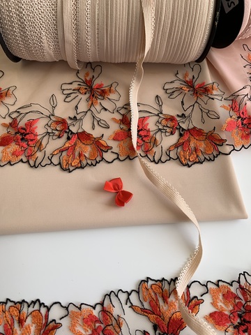 Вышивка на сетке бежевая/оранжевая (левая) 15 см