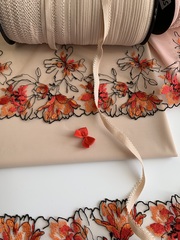 Вышивка на сетке бежевая/оранжевая (левая) 15 см