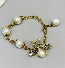 Браслет -цепочка с жемчугом, подвеской мухой и замком тогл