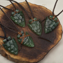 Оберег "Стрела". Тёмно-зелёный нефрит.