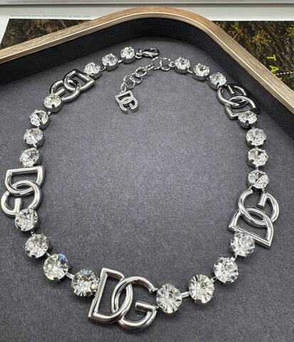 kole-choker-dolce-g-s-kristallami-i-podveskami-logo