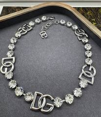 kole-choker-dolce-g-s-kristallami-i-podveskami-logo