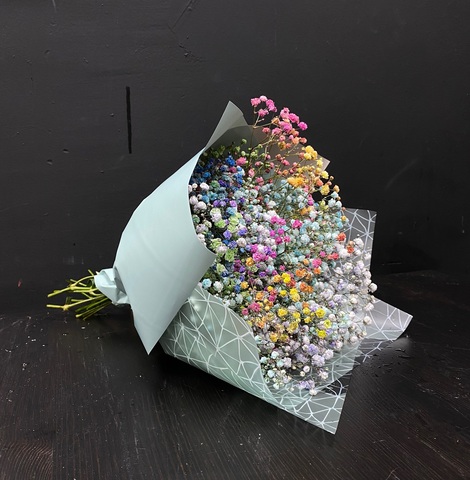 Разноцветная гипсофила в разноцветной упаковке